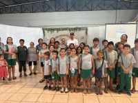 A Mostra Pedagógica “Educação Infantil e o Ensino de Ciências: Desemparedamento e Ocupação do Espaço”, realizada em 03 de dezembro de 2025, no Salão Comunitário de Mirador–PR, ocorreu em parceria com o projeto de extensão “Formar em Ação” (PPIFOR). O evento marcou o encerramento do curso “Formação Continuada de Professores em Contexto: Ensino de Ciências, Desemparedamento e Ocupação do Espaço”, desenvolvido ao longo do ano letivo de 2025, com carga-horária de 40 horas. A Mostra foi um momento especial para apresentar à comunidade miradorense as aprendizagens construídas por educadoras e educandos, valorizando as práticas pedagógicas e fortalecendo o vínculo entre escola e comunidade. A atividade foi conduzida pela mestranda Marta Ferreira Rodrigues, sob orientação da Profa. Dra. Nájela Tavares Ujiie, e contou também com a presença do prefeito de Mirador, Fabiano Travain.