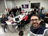 No dia 15 de junho de 2026, a disciplina Processos Educativos em Perspectiva Transnacional, do Programa de Pós-Graduação em Ensino: Formação Docente Interdisciplinar (PPIFOR), ministrada pela Profa. Dra. Márcia Marlene Stentzler, promoveu uma aula com participação internacional. A atividade contou com a participação, de modo remoto, do Prof. Dr. Francesco Della Puppa, da Universidade de Veneza (Itália), que conduziu uma discussão sobre migração internacional, migração na Itália e no Sul da Europa, com destaque para as trabalhadoras migrantes. Realizada integralmente em língua espanhola, a aula possibilitou aos mestrandos ampliar suas reflexões sobre os movimentos migratórios contemporâneos, as dinâmicas sociais e econômicas relacionadas à migração e os desafios enfrentados pelas mulheres migrantes no mercado de trabalho europeu. O encontro contribuiu para o aprofundamento das discussões sobre educação em perspectiva transnacional, fortalecendo o intercâmbio de conhecimentos e o diálogo acadêmico entre diferentes contextos culturais e geográficos.