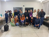 No dia 28 de julho de 2025, aconteceu nas dependências da Unespar Campus de Paranavaí, a finalização da disciplina “Tecnologias digitais da informação e da comunicação e a educação inclusiva”, do Mestrado do PPIFOR – Mestrado em Ensino e Formação Docente Interdisciplinar, ministrado pela professora Dra. Rosangela Trabuco Malvestio da Silva. Neste dia o tema da aula foi: Desafios da Inclusão do aluno cego na sala de aula regular, e contou com a presença de Ricardo Alexandre Vieira, que trabalha no CAP – Maringá e Mara Cristina de Brito, mestranda do PROFEI. Participaram da apresentação os mestrandos da disciplina, os alunos de graduação do Serviço Social e a professora Keila Pinna Valensuela. Foi um momento de reflexões e trocas de experiências!