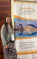 A Prof. Dra. Shalimar Calegari Zanatta, docente do PPIFOR, marcou presença entre os dias 2 e 5 de setembro de 2025 no XII Congreso Internacional sobre Investigación en Didáctica de las Ciencias. O evento, realizado na cidade de Valência, reuniu pesquisadores de diversas partes do mundo para debater metodologias de ensino de ciências em espaços formais e não formais, com especial destaque para a atuação de clubes de ciências.
Durante o congresso, a professora apresentou dois trabalhos que refletem temas de relevância para a educação em ciências no Brasil e no Brasil-Paraná:
1. A alfabetização científica e o ensino de química: uma abordagem bibliométrica.
2. A plataformização na educação do Paraná (Brasil) a partir da teoria da aprendizagem significante de Ausubel.
Além de compartilhar resultados e metodologias, a participação da pesquisadora amplia o intercâmbio de perspectivas sobre didática das ciências, contribuindo para o desenvolvimento de práticas pedagógicas mais eficazes em contextos formais e informais.
