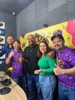 No dia 24 de setembro de 2024, o mestrando Elvis Pedro da Silva concedeu uma entrevista sobre sua pesquisa “A Impressão 3D no Contexto da Aprendizagem Significativa de Ausubel”.
Sua motivação surgiu ao observar o uso crescente da impressão 3D nas escolas sem uma integração pedagógica clara e a necessidade de promover uma aprendizagem que vá além da memorização. Ele busca unir o potencial concreto da tecnologia à teoria de Ausubel.
A importância do tema está em usar a impressão 3D não apenas como recurso moderno, mas como ferramenta pedagógica capaz de transformar conceitos abstratos em objetos concretos, facilitando a compreensão de conteúdos científicos e matemáticos.
O conceito central é o Organizador Prévio, proposto por Ausubel, que cria uma ponte entre o conhecimento prévio do aluno e o novo conteúdo. Na pesquisa, a peça impressa em 3D é utilizada como esse organizador físico e manipulável.
A relação com a impressão 3D é direta: os modelos funcionam como recursos que tornam os conceitos visuais e palpáveis, como no exemplo da molécula de DNA, permitindo melhor compreensão por meio da observação e montagem.
Os objetivos incluem investigar como o uso de objetos impressos em 3D pode promover a aprendizagem significativa, desenvolver sequências didáticas e analisar a interação dos alunos com esses materiais.
A metodologia é qualitativa, do tipo pesquisa-ação, realizada em uma escola em parceria com professores de Ciências da Natureza. O processo envolve diagnóstico, planejamento, aplicação e análise dos resultados à luz da teoria de Ausubel.
Entre os principais desafios, estão o tempo de criação e impressão dos modelos, o isolamento da variável “impressão 3D” e a necessidade de adaptar o currículo tradicional.
Os resultados preliminares apontam alto engajamento dos alunos e indicam que a manipulação dos objetos 3D desperta curiosidade e favorece a aprendizagem significativa.
Os impactos futuros esperados incluem a criação de práticas pedagógicas validadas para integrar a impressão 3D ao ensino, aplicáveis em diversas áreas e modalidades, inclusive na educação especial.
Por fim, Elvis destaca que o benefício para a sociedade está na formação de cidadãos com compreensão mais profunda dos fenômenos científicos, desenvolvendo pensamento crítico e criativo para enfrentar os desafios do mundo atual.