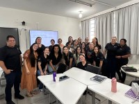 No dia 16 de setembro de 2025, os mestrandos da turma de 2025 participaram de uma palestra ministrada pela Profa. Dra. Edinéia Fátima Navarro Chilante, realizada no âmbito da disciplina Trabalho e Educação no Brasil e suas Relações com o Processo Ensino-Aprendizagem.
Com o tema “A EJA na política educacional paranaense”, a professora compartilhou reflexões sobre os desafios e perspectivas da Educação de Jovens e Adultos no estado do Paraná, inserindo o debate em um contexto crítico sobre as políticas públicas educacionais.
A Profa. Edinéia é uma das organizadoras da obra “Não venda a minha escola”, livro que analisa a política educacional paranaense e denuncia o processo de mercantilização da escola pública. A publicação é fruto de uma parceria entre a APP-Sindicato e a Universidade Estadual do Paraná (Unespar).