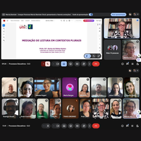 No dia 25 de abril, tivemos a oportunidade de aprofundar discussões sobre mediação de leitura em contextos plurais, a partir da aula ministrada pela Profa. Dra. Karina de Fátima Gomes (Leitorado do Instituto Guimarães Rosa / Universidade de Cabo Verde – Uni-CV). A professora conduziu reflexões sobre o papel da leitura literária na formação humana e social, destacando sua relação com o desenvolvimento da autonomia, da cidadania e da equidade.
Durante a aula, foram abordados conceitos fundamentais sobre leitura como processo interativo entre texto e leitor, envolvendo conhecimentos prévios, inferências e construção de sentidos. A docente enfatizou que a literatura atua como um elemento essencial de humanização, além de possibilitar o contato com diferentes realidades e perspectivas culturais.
Destacou-se também a importância do mediador de leitura como agente que constrói pontes entre o leitor e o texto, promovendo experiências significativas e afetivas com a leitura. Nesse contexto, a mediação foi apresentada não apenas como prática pedagógica, mas como ação que valoriza o diálogo, a escuta e o respeito às vivências dos leitores, rompendo com a ideia de leitura como obrigação.
A professora apresentou, ainda, estratégias práticas para incentivo à leitura em ambientes escolares e não escolares, incluindo projetos que ampliam o acesso aos livros e estimulam o interesse dos leitores. Por fim, ressaltou a necessidade de formação contínua dos professores e o fortalecimento de políticas que incentivem a leitura, evidenciando que o educador leitor é fundamental para a formação de novos leitores.