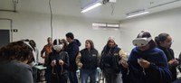 No âmbito da disciplina Estágio Interdisciplinar em Docência, do Programa de Pós-Graduação em Ensino: Formação Docente Interdisciplinar (PPIFOR), foi realizado o minicurso “Uso de Óculos de Realidade Aumentada no Ensino de Conceitos Celulares”, ministrado pela mestranda Maria Vitória Stainart dos Santos e pela graduanda em Ciências Biológicas Ana Luiza Camargo de Andrade, bolsista de iniciação científica, sob orientação da Profa. Dra. Marcia Regina Royer, para os bolsistas do Programa Institucional de Bolsa de Iniciação à Docência (PIBID) de Biologia. A atividade, que ocorreu em 23 de junho de 2026, contou com a utilização dos três óculos de realidade virtual Meta Quest 3 recebidos pelo PPIFOR, por meio da Pró-Reitoria de Pesquisa e Pós-Graduação (PRPPG), no início de 2026. A utilização dos dispositivos proporcionou aos participantes uma experiência imersiva de aprendizagem, permitindo a exploração tridimensional de estruturas celulares e a visualização de seus componentes de maneira interativa. Durante a atividade, além da experiência individual com os dispositivos, foi realizada a projeção da interface dos óculos para os demais participantes, possibilitando o acompanhamento coletivo das explorações realizadas no ambiente virtual. A iniciativa evidencia o potencial das tecnologias imersivas como ferramentas pedagógicas inovadoras para o ensino de Ciências e Biologia, aproximando a formação docente de novas metodologias de aprendizagem.