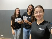 Em novembro de 2025, bolsistas do Programa de Pós-Graduação em Ensino: Formação Docente Interdisciplinar (PPIFOR) realizaram visitas a turmas da Universidade Estadual do Paraná (UNESPAR), campus de Paranavaí, que estão em fase de conclusão de cursos de licenciatura. A iniciativa teve como objetivo divulgar o curso de mestrado do PPIFOR, apresentando aos estudantes as propostas do programa, as linhas de pesquisa e as possibilidades de continuidade da formação acadêmica e profissional. Durante os encontros, as bolsistas compartilharam suas experiências no PPIFOR, esclareceram dúvidas sobre o funcionamento do mestrado e reforçaram a importância da formação continuada para a atuação docente. O PPIFOR informou ainda que o processo seletivo para ingresso em 2026 terá inscrições abertas no período de 12 de janeiro a 18 de fevereiro de 2026, convidando os interessados a acompanharem os editais e demais informações nos canais oficiais da UNESPAR.