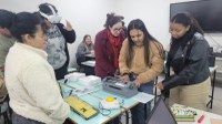 No âmbito da disciplina Estágio Interdisciplinar em Docência, do Programa de Pós-Graduação em Ensino: Formação Docente Interdisciplinar (PPIFOR), foi realizada, em 25 de junho de 2026, uma aula ministrada pela mestranda Zulmira Aparecida Faust, sob orientação da Profa. Dra. Rosangela Trabuco Malvestio da Silva, para os estudantes do terceiro ano do curso de Pedagogia da Universidade Estadual do Paraná (UNESPAR) – Campus de Paranavaí. A atividade teve como objetivo apresentar os equipamentos tecnológicos e de acessibilidade recebidos pelo PPIFOR por meio da Pró-Reitoria de Pesquisa e Pós-Graduação (PRPPG). O conjunto inclui óculos de realidade virtual Meta Quest, máquina de escrever Braille, além de periféricos de tecnologia assistiva, como teclado ampliado, teclado colmeia e mouse gigante. Durante a aula, os acadêmicos conheceram as funcionalidades dos equipamentos e tiveram a oportunidade de experimentá-los, vivenciando diferentes recursos voltados à promoção da acessibilidade e à inovação no contexto educacional. A experiência possibilitou reflexões sobre o potencial dessas tecnologias para favorecer práticas pedagógicas mais inclusivas e ampliar as possibilidades de ensino e aprendizagem. A iniciativa reforça o compromisso do Programa de Pós-Graduação em Ensino com a formação de professores preparados para integrar tecnologias educacionais e assistivas às práticas pedagógicas, contribuindo para a construção de ambientes de aprendizagem mais acessíveis e inovadores.