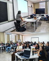 No dia 3 de agosto de 2026, os alunos da turma de 2026 do PPIFOR participaram de uma apresentação sobre as bibliotecas virtuais disponíveis para apoio às atividades acadêmicas. A apresentação foi conduzida pela bibliotecária Vânia Jacó da Silva e pelo agente universitário Allan Sorrilha Meira Barros, que apresentaram aos estudantes as plataformas Biblioteca Virtual Pearson e Minha Biblioteca, destacando suas funcionalidades, o acervo disponível e as possibilidades de acesso a livros e outros materiais acadêmicos. Durante o encontro, os alunos também receberam orientações sobre como acessar e utilizar as plataformas, facilitando a consulta aos conteúdos necessários para as disciplinas e pesquisas desenvolvidas ao longo do curso. A iniciativa contribui para ampliar o acesso dos estudantes a recursos bibliográficos digitais, fortalecendo o suporte às atividades de ensino, pesquisa e formação acadêmica do PPIFOR.