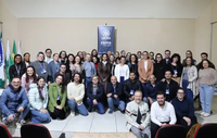 Os agentes universitários que atuam na Secretaria do Programa de Pós-Graduação em Ensino: Formação Docente Interdisciplinar (PPIFOR) participaram, nos dias 10 e 11 de junho de 2026, de uma capacitação promovida pela Pró-Reitoria de Pesquisa e Pós-Graduação (PRPPG), voltada à qualificação das equipes administrativas dos Programas de Pós-Graduação. A formação, que ocorreu no campus de Campo Mourão, teve como objetivo aprimorar procedimentos, fortalecer a gestão institucional e promover maior integração entre os setores vinculados à pesquisa e à pós-graduação. Durante o curso, foram apresentados a estrutura e as atribuições da PRPPG, os fluxos administrativos, os processos de registro e regulamentação, além de orientações relacionadas a editais, gestão de projetos e programas, comunicação científica e demais ações institucionais voltadas ao fortalecimento da pós-graduação. A participação dos secretários do PPIFOR contribui para o aperfeiçoamento das atividades administrativas do Programa, favorecendo a padronização de procedimentos e o alinhamento às diretrizes institucionais da Universidade.