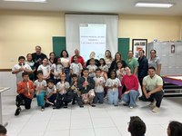 No dia 5 de Junho, dia “Mundial do Meio Ambiente”, estudantes e professores da Escola Municipal Izolda Rizzato Liuti, localizada no município de Indianópolis-PR, se reuniram para ouvir uma palestra sobre o “Meio Ambiente e Educação Ambiental”, com o objetivo de despertar a consciência ecológica e incentivar a ação para sustentabilidade e a preservação ambiental.
A atividade foi uma iniciativa da parceria entre a Secretaria Municipal de Educação de Indianópolis, diretora da escola municipal e o Programa de Pós-Graduação Mestrado em Ensino: Formação Docente Interdisciplinar (PPIFOR), da Universidade Estadual do Paraná, Campus de Paranavaí, via o projeto de extensão “Formar em Ação” que dimensiona a atividade #PPIFORnaComunidade.
A palestra foi ministrada pela servidora pública, professora e mestranda Francieli Vaneza e Silva Alves, orientada da Profa. Dra. Nájela Tavares Ujiie (UNESPAR/PPIFOR), que destacou: _ “Trabalhar o Meio Ambiente na escola é importante para educar para consciência ambiental e sustentabilidade, com intuito de formar cidadãos conscientes e responsáveis com a vida e o planeta”.
A atividade contou com a presença do professor de música André de Matos Santana e seus alunos da Escola Izolda, que fizeram uma linda apresentação musical abrilhantando ainda mais a iniciativa. Registramos a ação e parabenizamos os envolvidos.
